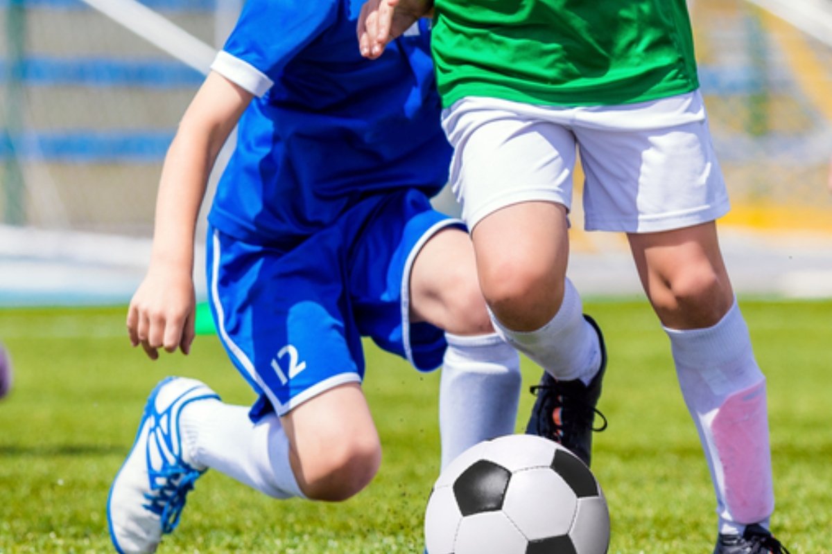 Jogador de futebol com bola em pé no joelho, jogar futebol